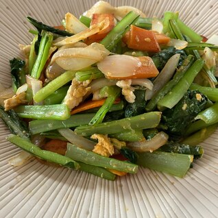 茹でた小松菜と野菜の炒め物。